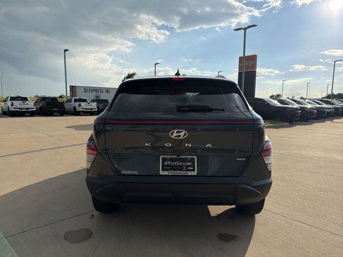 Used 2024 Hyundai Kona SEL AWD/4WD image 4