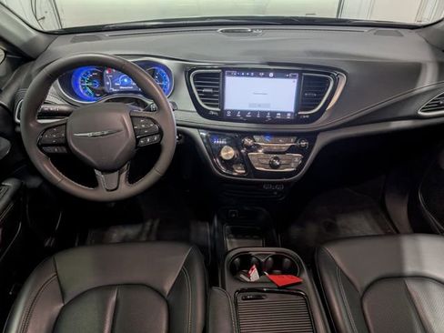 Used 2023 Chrysler Pacifica Touring-L w/ Uconnect Theater Family Group FWD image 12
