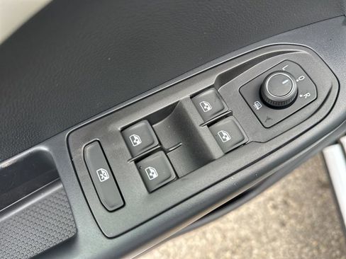 New 2026 Volkswagen Taos SE image 11