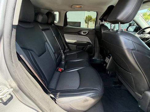 Used 2022 Jeep Compass Latitude AWD/4WD image 13