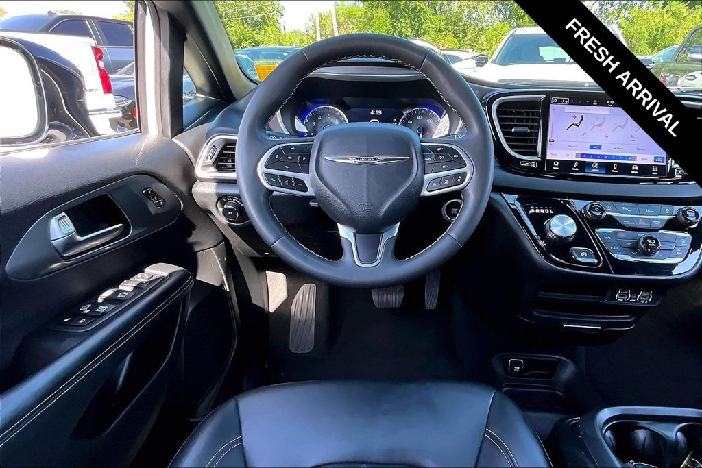 Used 2025 Chrysler Pacifica Select FWD image 14
