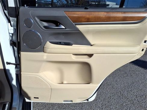 Used 2019 Lexus LX 570 4WD image 18