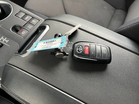 Used 2024 Toyota Highlander LE FWD image 32