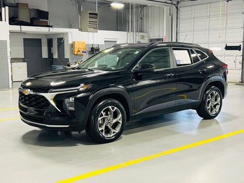 Used 2025 Chevrolet Trax LT w/ LT Convenience Package FWD image 13