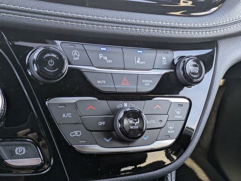 New 2026 Chrysler Pacifica Limited image 15