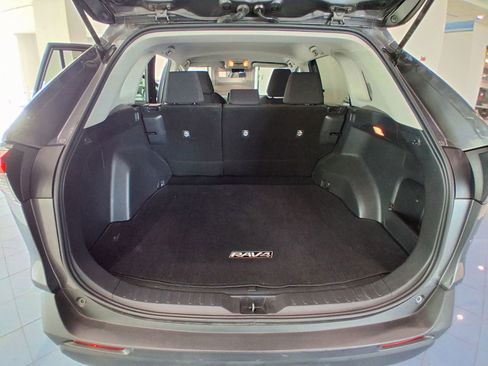 Used 2021 Toyota RAV4 LE image 12