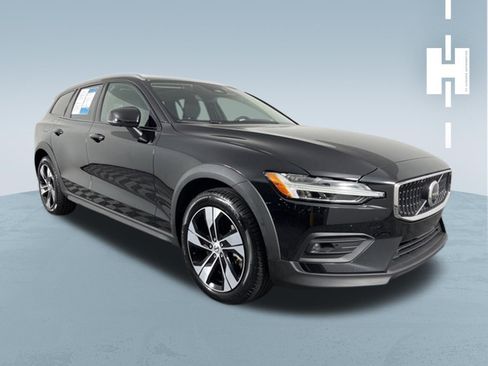 Used 2025 Volvo V60 B5 Cross Country Plus AWD/4WD image 1
