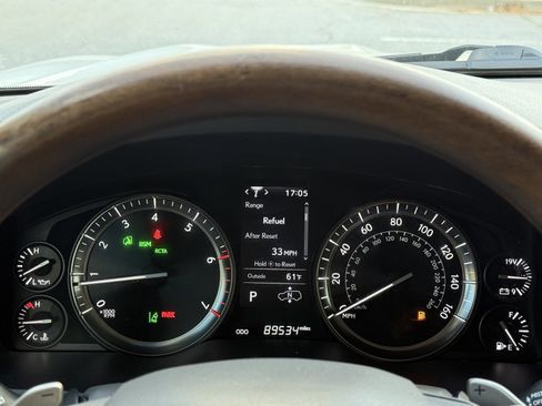 Used 2020 Lexus LX 570 4WD w/ Luxury Package image 27