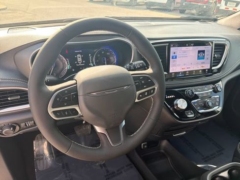 New 2027 Chrysler Pacifica Select FWD image 13