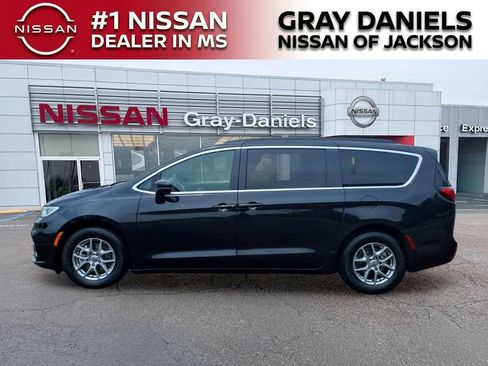 Used 2022 Chrysler Pacifica Touring FWD image 4