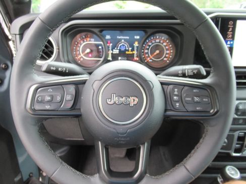 Used 2025 Jeep Gladiator Sport AWD/4WD image 25