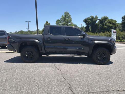 Used 2024 Toyota Tacoma SR5 AWD/4WD image 19