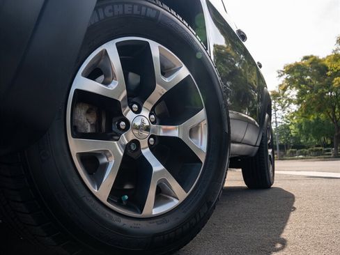 Used 2015 Jeep Cherokee Trailhawk w/ Comfort/Convenience Group image 2