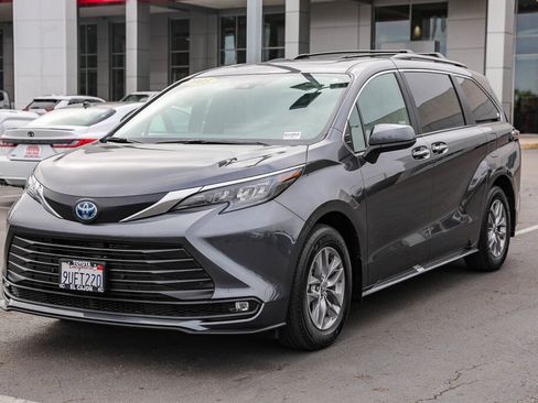 Used 2025 Toyota Sienna XLE w/ XLE Plus Package image 23