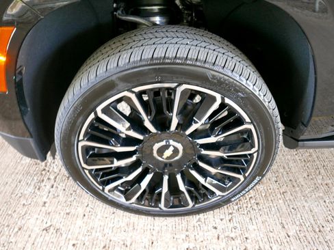 Used 2025 Chevrolet Suburban High Country image 46