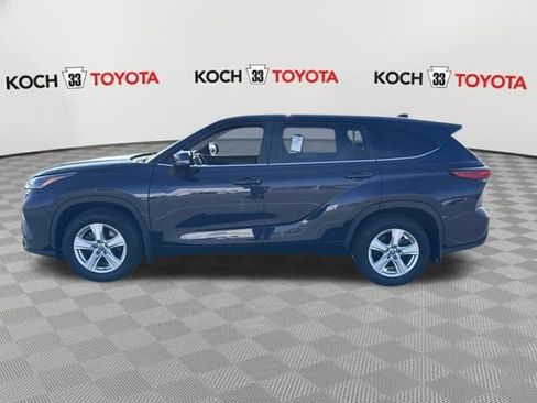 Used 2023 Toyota Highlander LE image 4