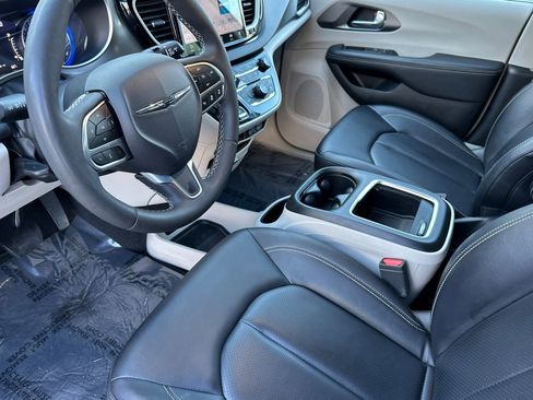 Used 2024 Chrysler Pacifica Touring-L image 10
