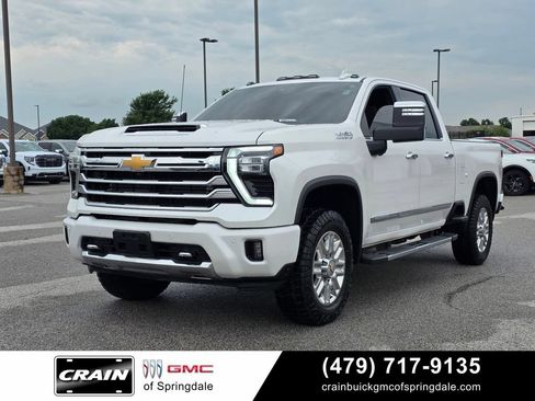Used 2024 Chevrolet Silverado 2500 High Country w/ Technology Package AWD/4WD image 3