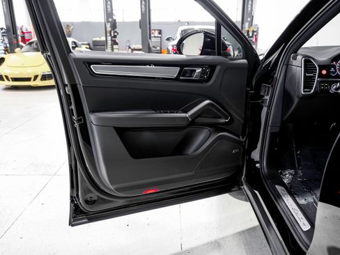 Used 2023 Porsche Cayenne Platinum Edition image 23