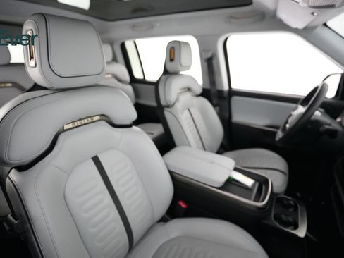 Used 2025 Rivian R1S Adventure AWD/4WD image 23
