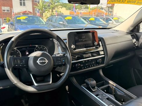 Used 2024 Nissan Pathfinder SV FWD image 17