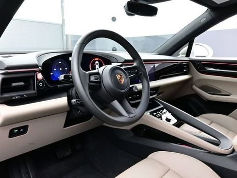 Certified 2025 Porsche Macan Electric image 4