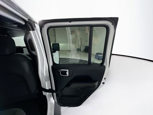 Used 2025 Jeep Wrangler Sahara image 28