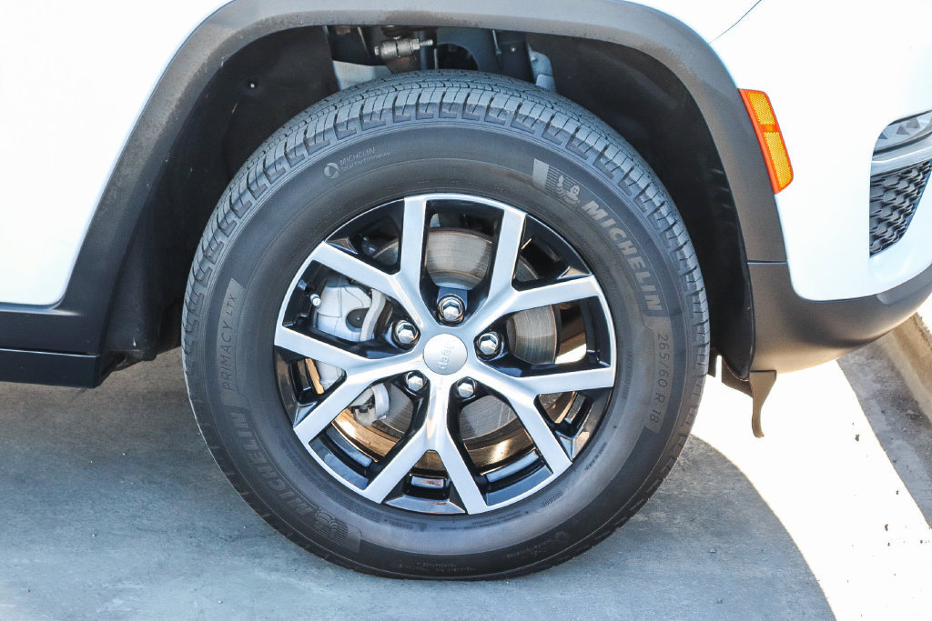 Used 2024 Jeep Grand Cherokee Limited AWD/4WD image 11