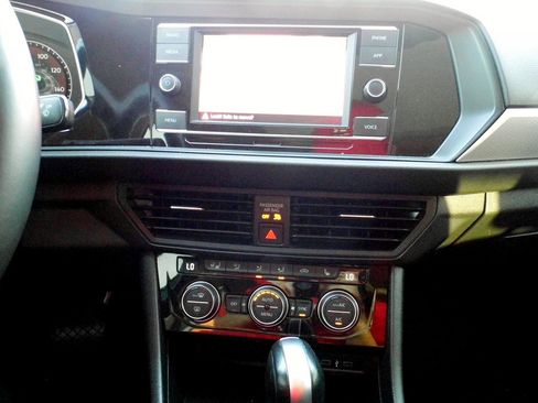 Used 2021 Volkswagen Jetta SE w/ SE Cold Weather Package image 16