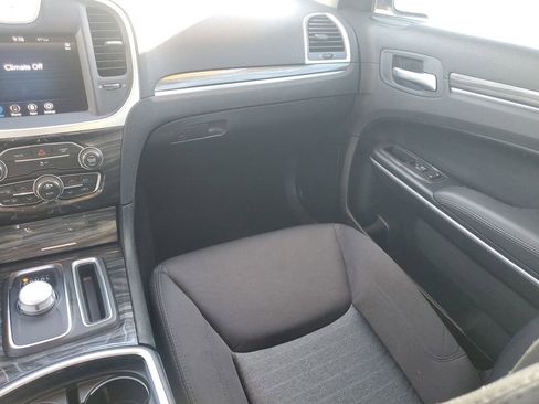 Used 2022 Chrysler 300 Touring image 21