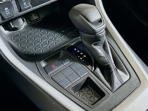 Used 2020 Toyota RAV4 XLE w/ Convenience Package image 18