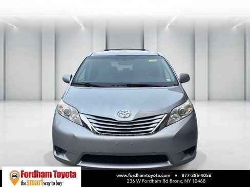 Used 2017 Toyota Sienna LE image 2