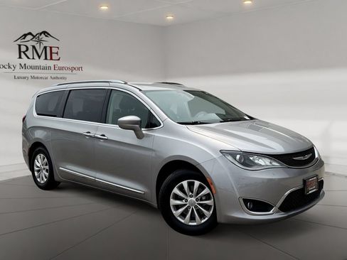 Used 2018 Chrysler Pacifica Touring-L FWD image 1