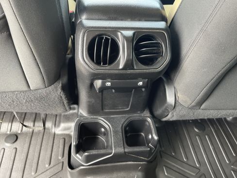 Used 2018 Jeep Wrangler Unlimited Sport S AWD/4WD image 38
