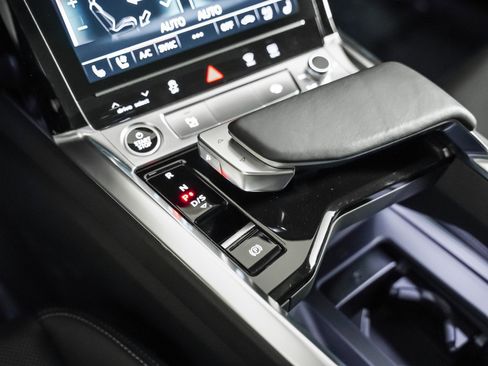 Used 2024 Audi Q8 e-tron Premium Plus image 19