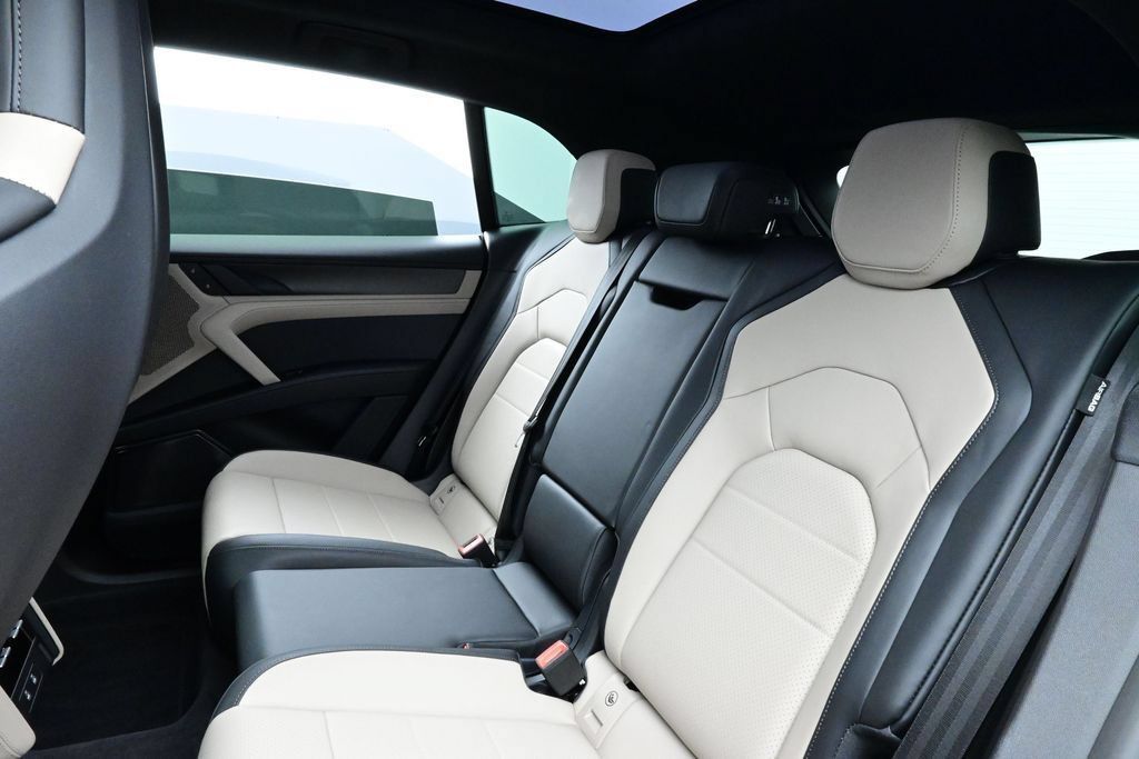 Certified 2026 Porsche Cayenne Turbo AWD/4WD image 14