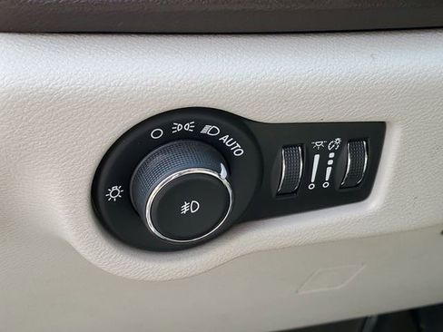 Used 2020 Chrysler Pacifica Touring-L FWD image 10