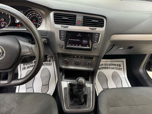 Used 2015 Volkswagen Golf S image 23