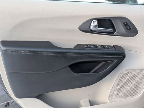 Certified 2019 Chrysler Pacifica Limited image 14