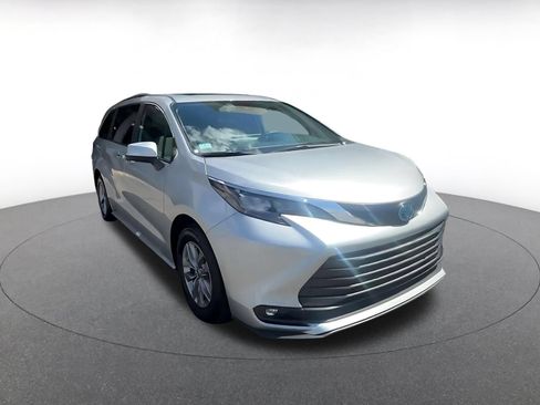 Used 2025 Toyota Sienna XLE FWD image 3