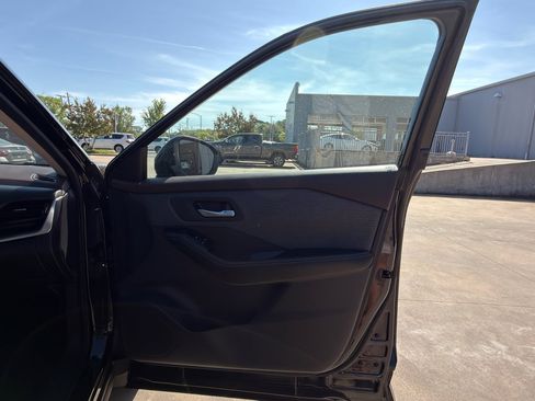 Used 2021 Nissan Rogue SV image 16