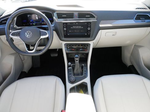 Certified 2022 Volkswagen Tiguan SE w/ Panoramic Sunroof Package image 10