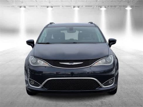 Used 2018 Chrysler Pacifica Touring-L Plus w/ Tire & Wheel Group image 3