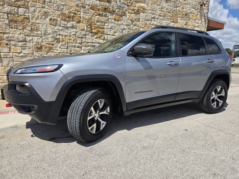 Used 2014 Jeep Cherokee Trailhawk w/ Technology Group AWD/4WD image 2