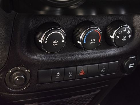 Used 2015 Jeep Wrangler Unlimited Rubicon w/ Dual Top Group image 23