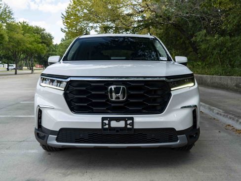 Used 2025 Honda Pilot Touring image 3