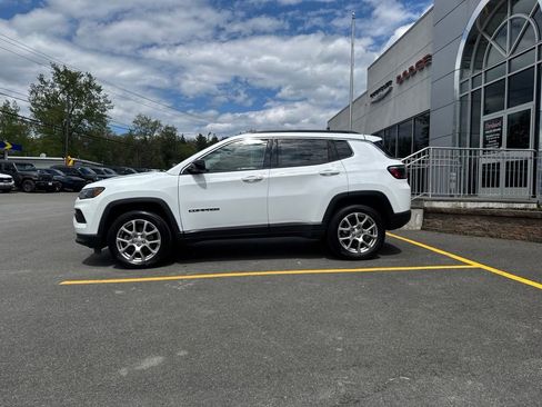 Used 2022 Jeep Compass Latitude w/ Sun and Sound Group AWD/4WD image 6