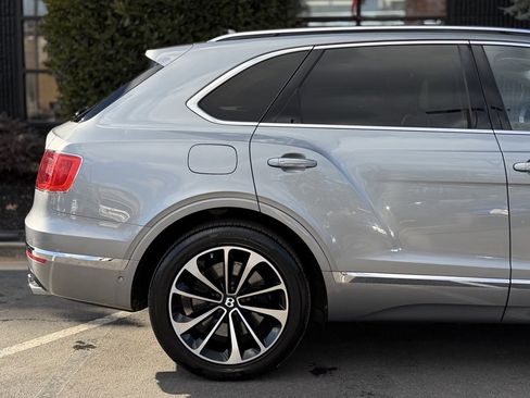 Used 2019 Bentley Bentayga image 22