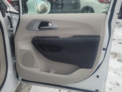 Used 2018 Chrysler Pacifica Touring Plus image 23