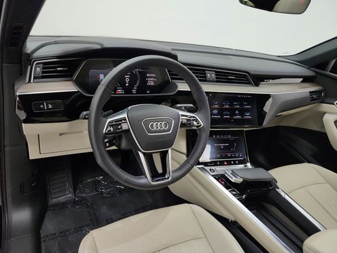 Used 2023 Audi e-tron Premium Plus w/ Premium Plus Package AWD/4WD image 9